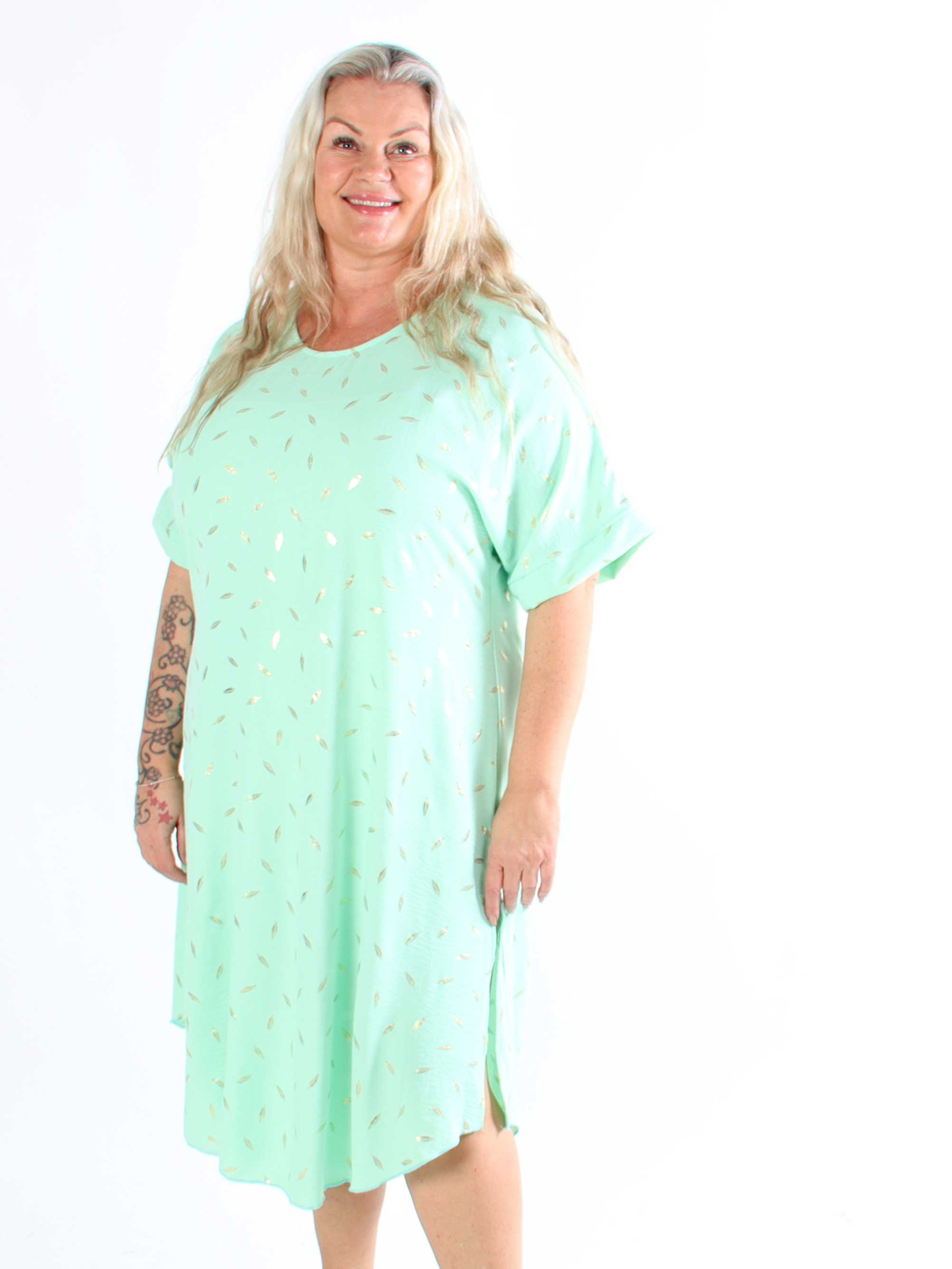 Valentina - Söt klänning i plusstorlek med fina guldblad